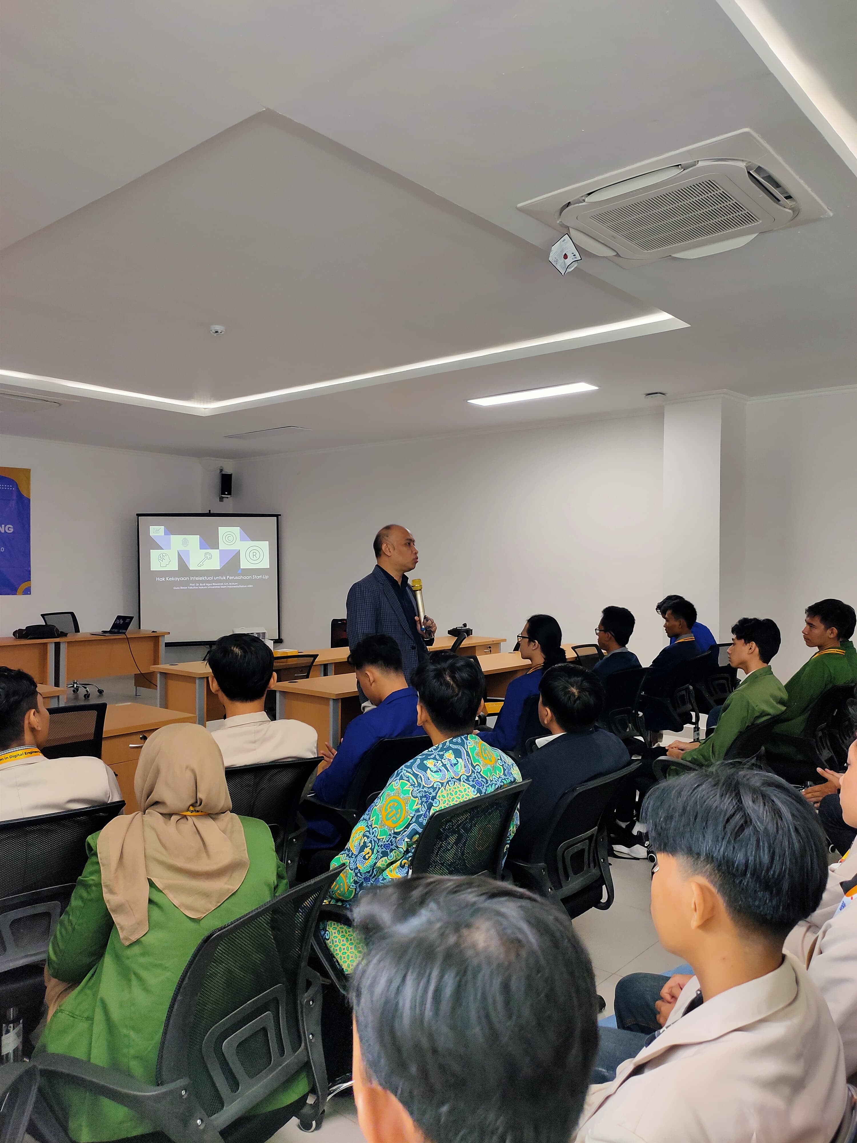 SEMANGAT: Para mahasiswa mengikuti serangkaian sosialisasi dalam program magang dan studi independen yang dilangsungkan di PDIN Yogyakarta.