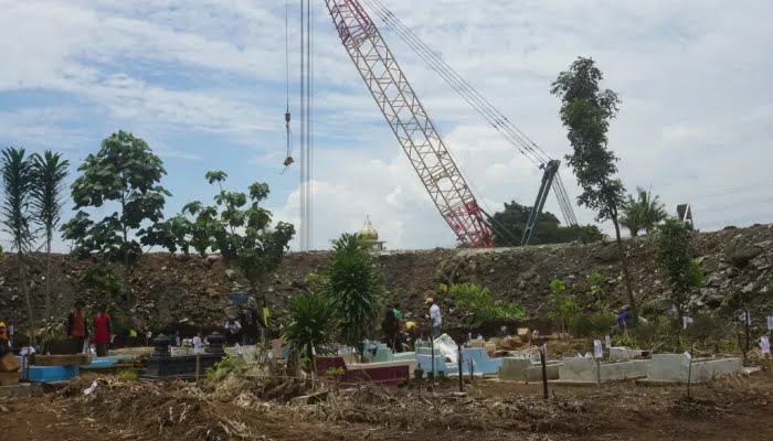 ratusan makam yang ada di Desa Beku, Kecamatan Karanganom, Klaten  dipindahkan.