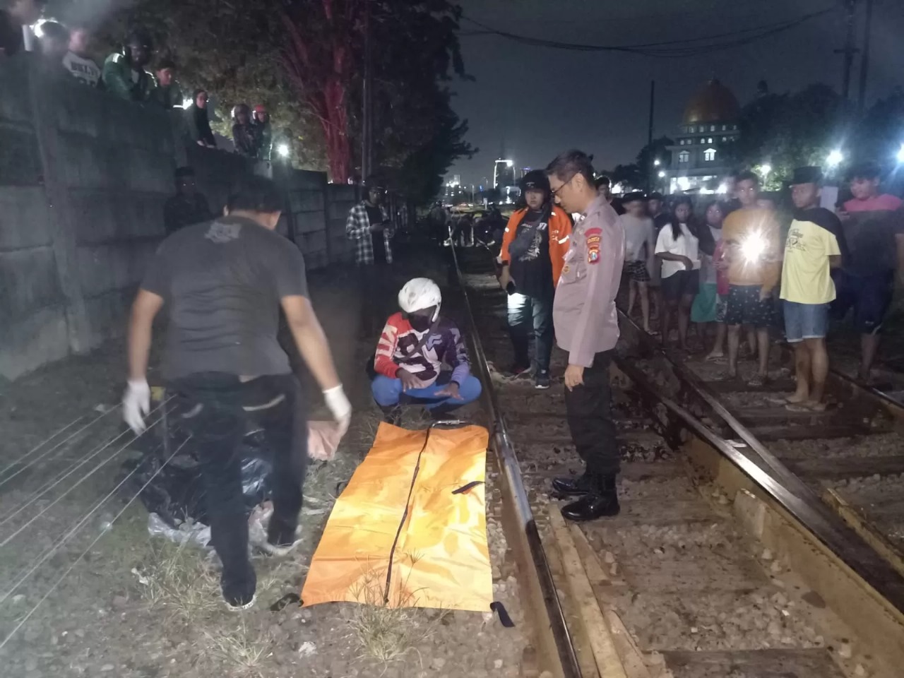Jenazah seorang perempuan berinisial RD yang bunuh diri di rel KA Sidoarjo