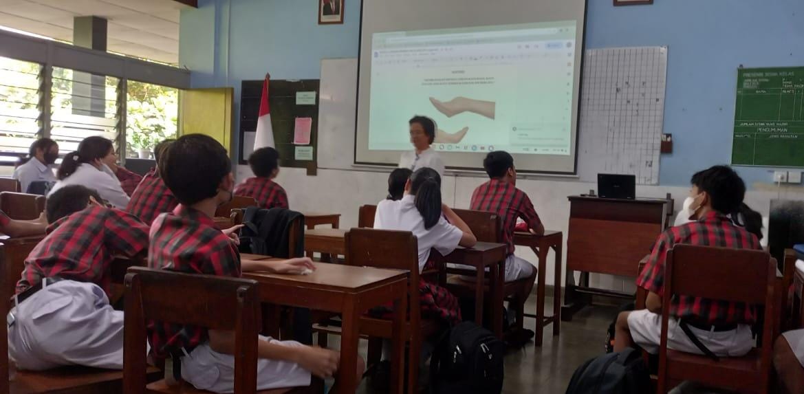 BAHAGIA - Suasana belajar mengajar di salah satu kelas SMP Stella Duce 1 Jogja Rabu (28/2/2024)