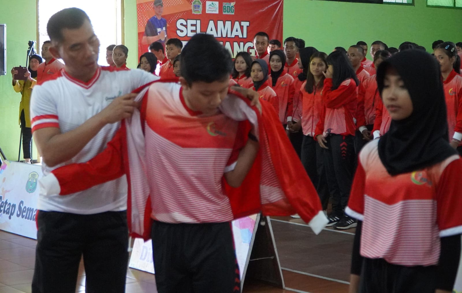 JAGA NAMA BAIK - Pemakaian jaket oleh Bupati Gunungkidul Sunaryanta kepada perwakilan kontingen Popda 2024 di Gedung Kesenian, Wonosadi, Rabu (28/2/2024)