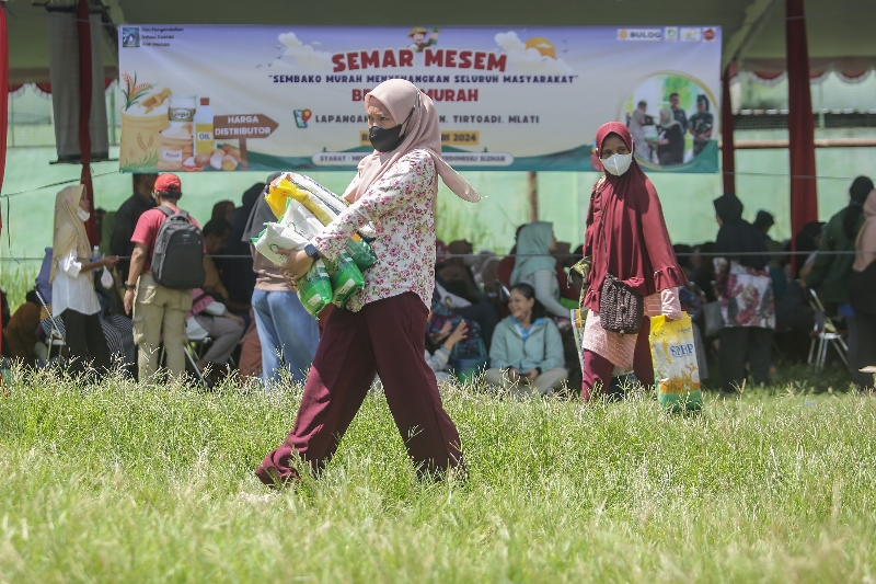 LARIS: Warga membawa beras dalam pasar murah yang digelar Pemkab Sleman.