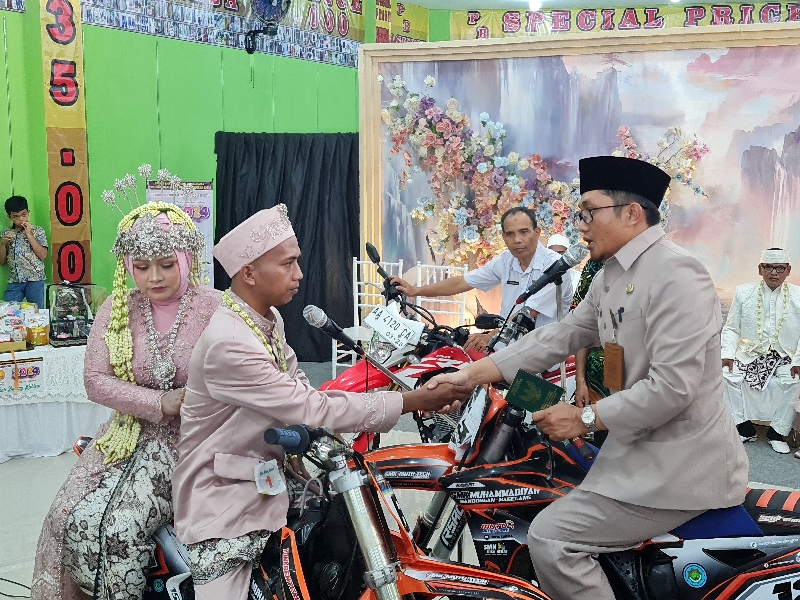 UNIK: Empat pasang pengantin dari berbagai daerah ini menikah dengan konsep yang unik. Mereka melangsungkan ijab kabul di atas motor trail.