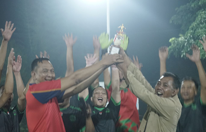 SANG PEMENANG: Direktur Radar Jogja Ananto Priyatno (kiri) menyerahkan trofi pemenang kepada perwakilan tim SGC 02 sebagai juara Fun Game FourFeo Mini Socer Jawa Pos Radar Jogja.