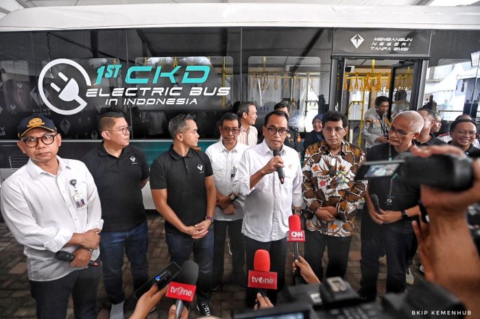 Menteri Perhubungan Budi Karya Sumadi mendukung dibangunnya fasilitas kendaraan listrik komersial pertama di Indonesia
