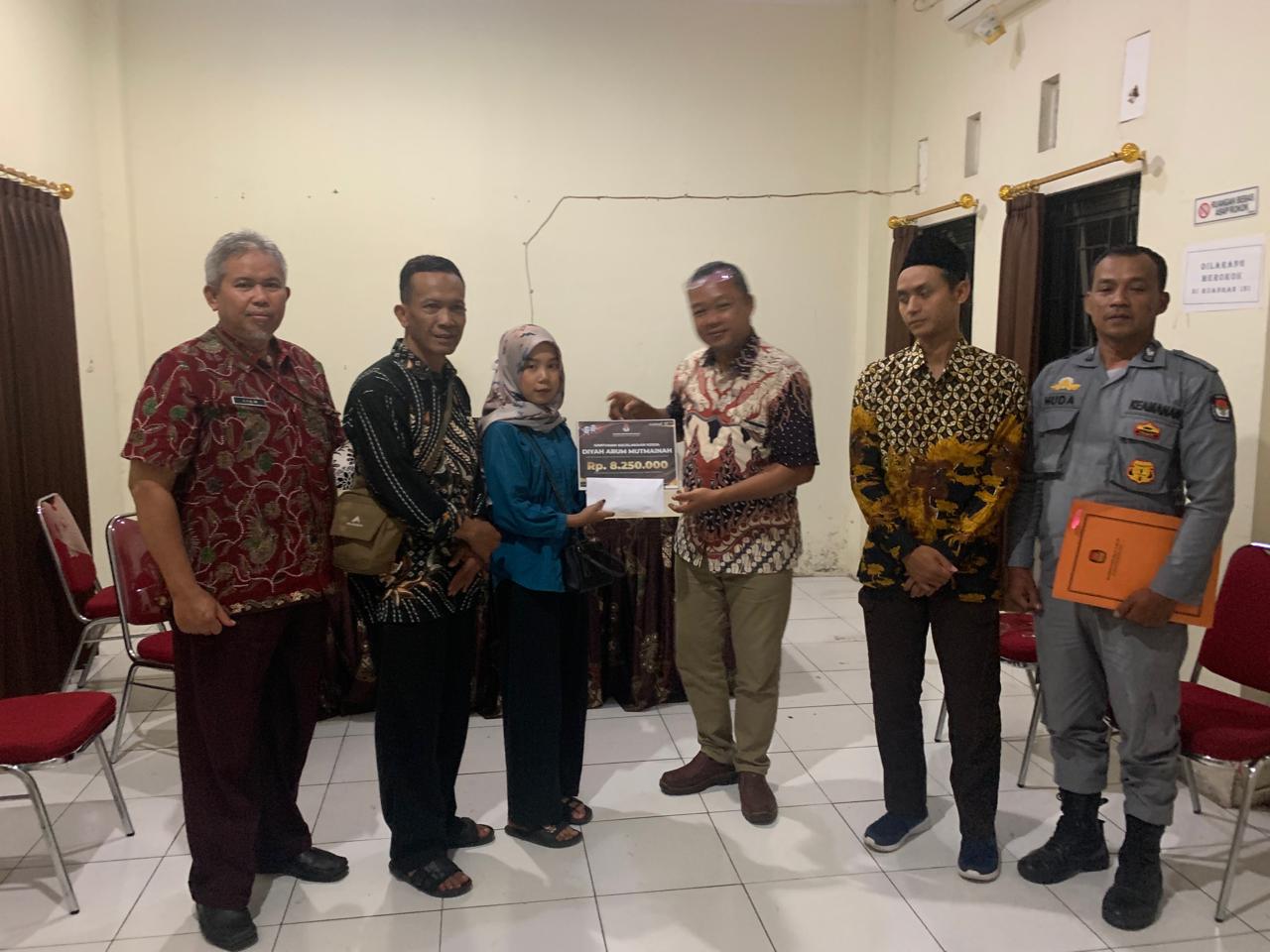 SIMBOLIS: Komisioner KPU Kabupaten Magelang mengunjungi dan memberikan santunan anggota KPPS yang sakit usai pemilu.