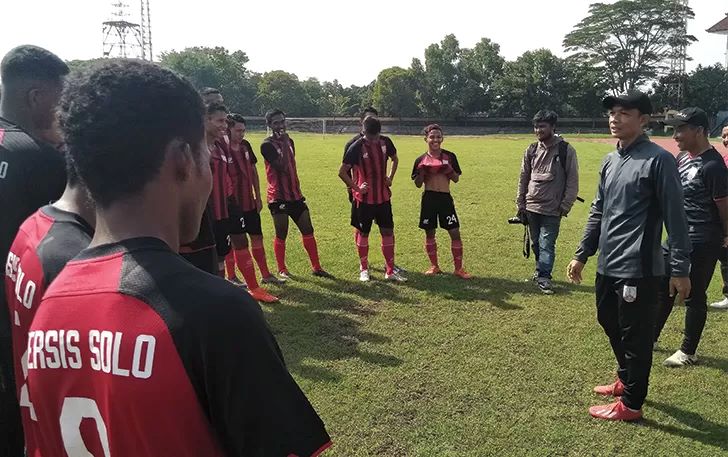 NGE LOH...Kahudi Wahyu (kanan) memberi arahan