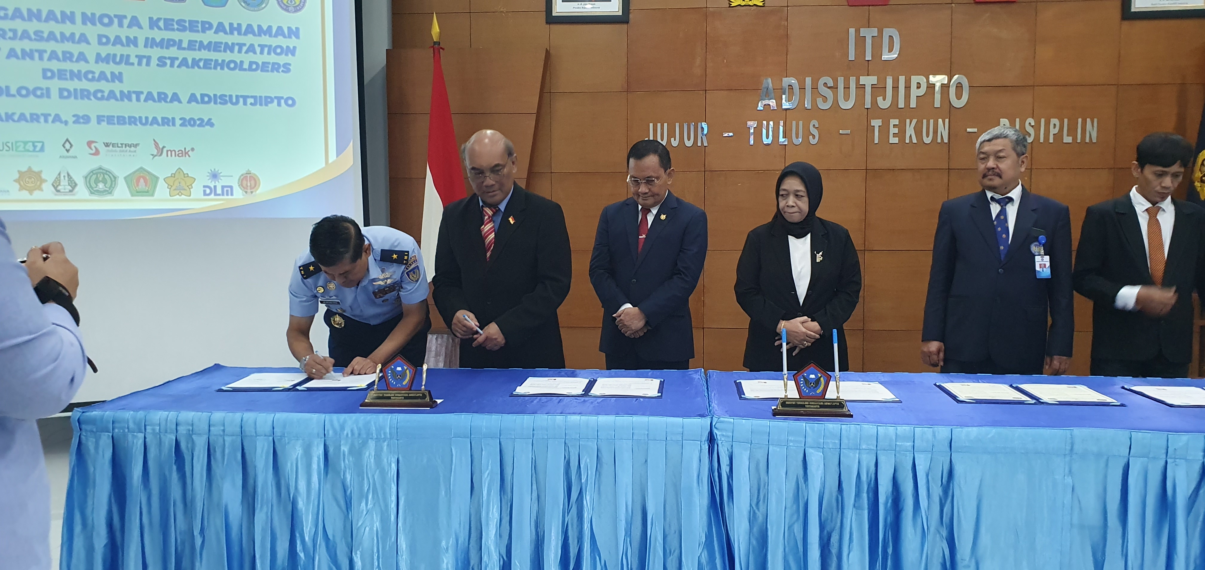 UNTUK MASYARAKAT - Penandatanganan MoU ITDA Jogjakarta dengan 15 mitra kejra di ruang Husein Sastranegara Kampus ITDA, kemarin (29/2).