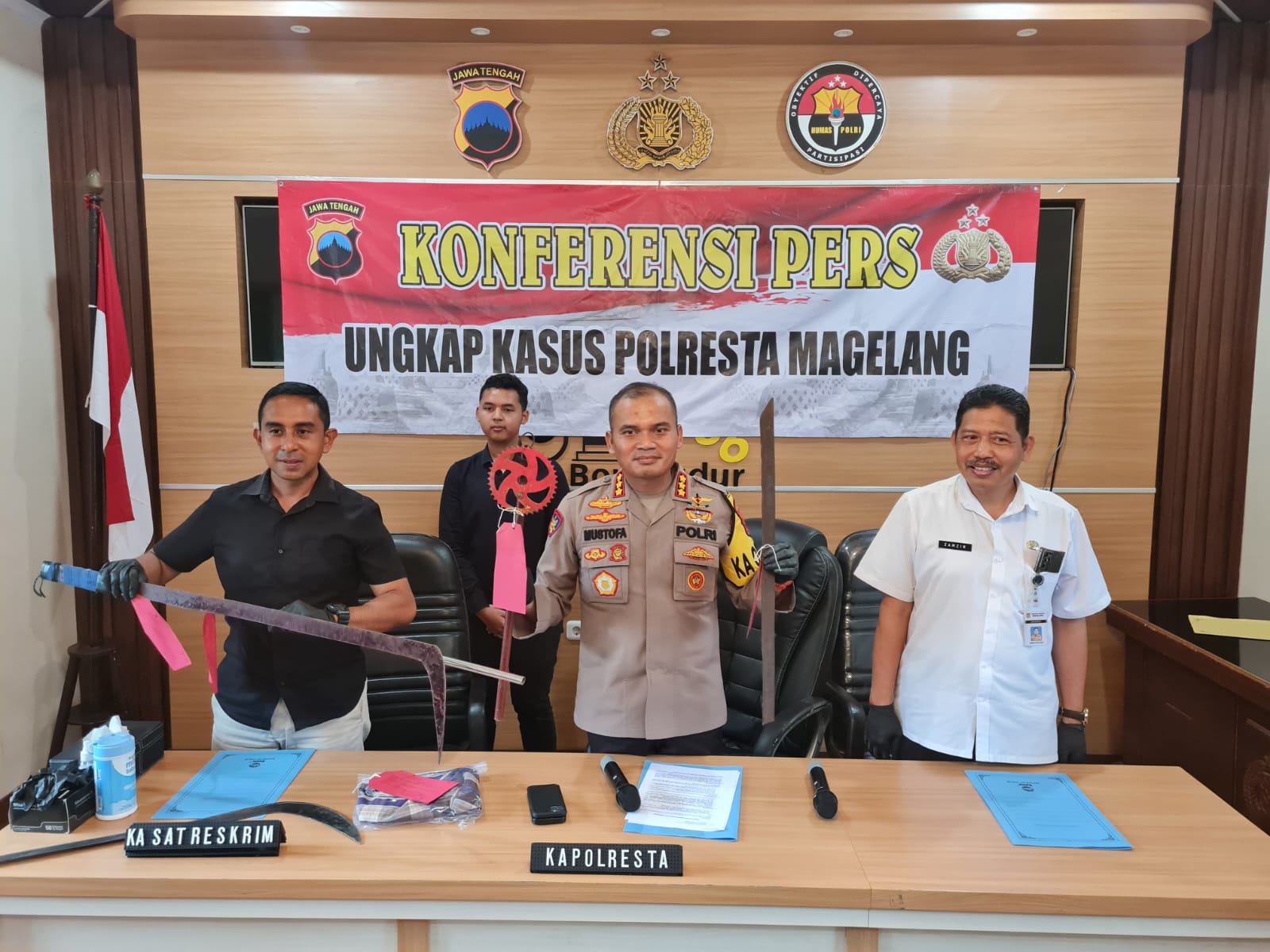 BAWA SAJAM: Kapolresta Magelang (tengah) didampingi kasat reskrim dan perwakilan Disdikbud Kabupaten Magelang saat memperlihatkan beberapa sajam.