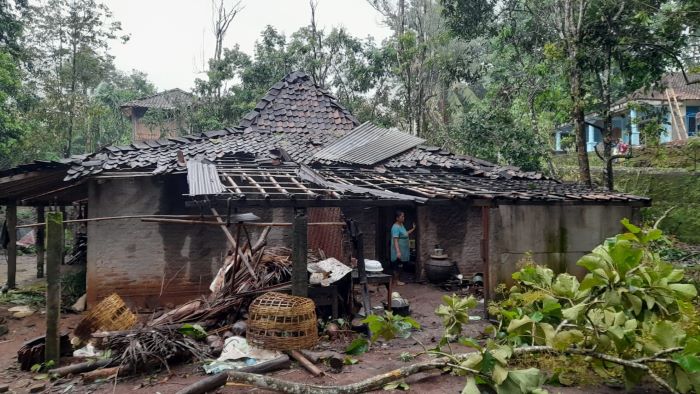 Sejumlah rumah terdampak angin puting beliung skala kecil di Kapanewon Patuk, Kabupaten Gunungkidul, Rabu (28/2) sore.