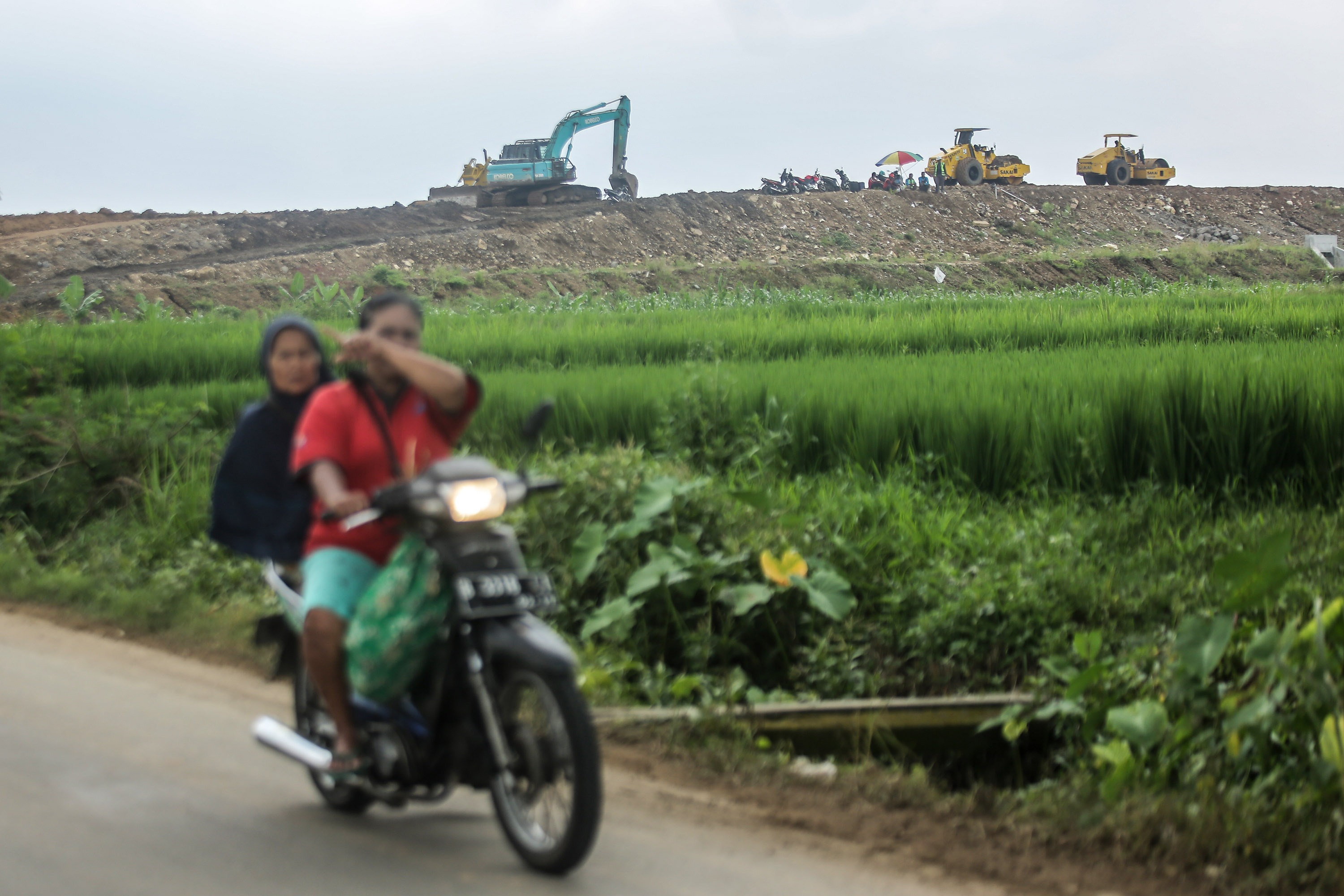Pekerja melanjutkan proyek tol Jogja-Solo dengan alat berat di kawasan Tamanmartani, Kalasan, Sleman, Kamis (29/2). Proses pembanugnan jalan tol Jogja-Solo terus dikebut. Saat arus mudik lebaran 2024 nanti jalan tol ini dapat digunakan hingga Ngawen, Klat