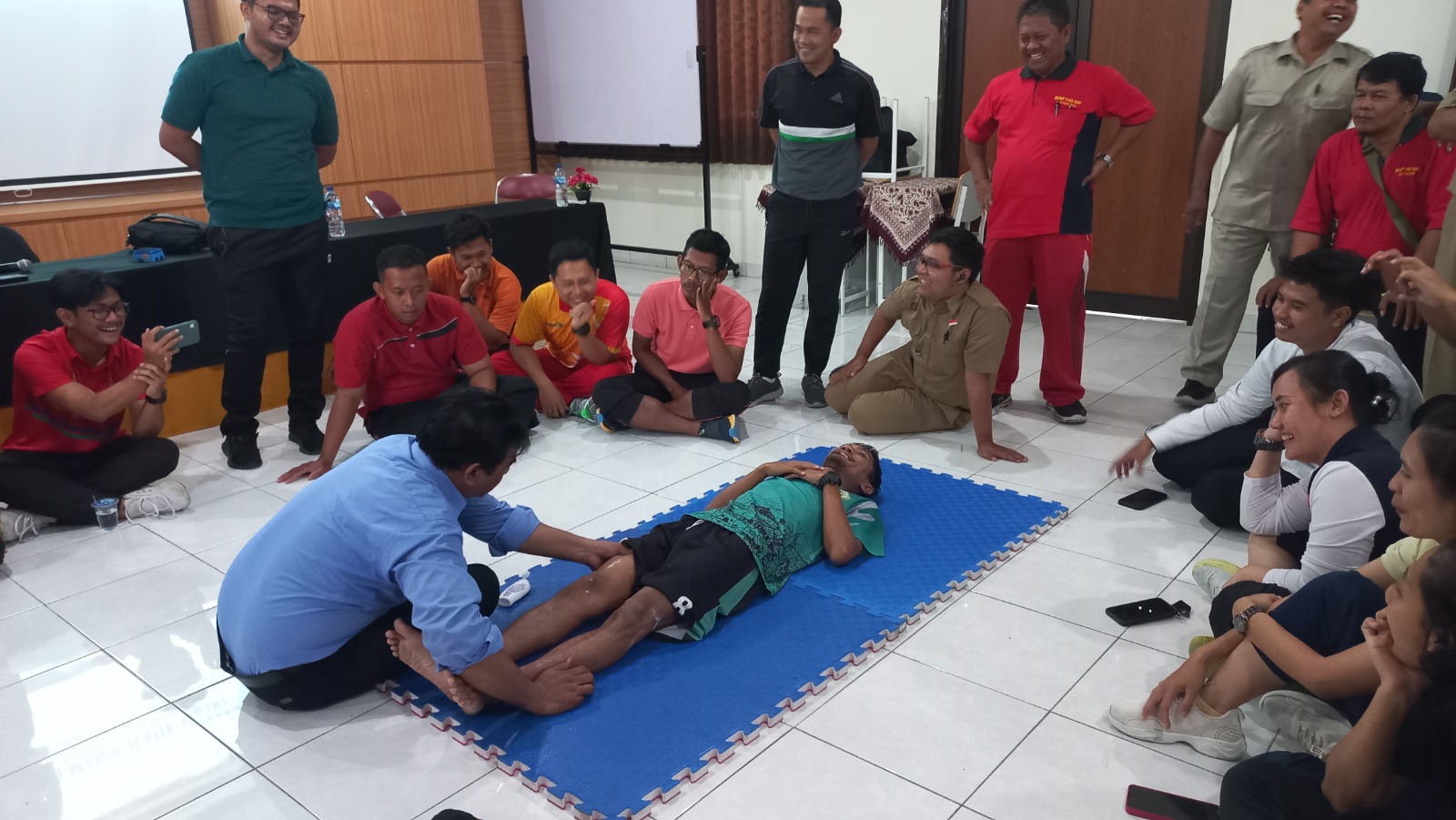 Sesi praktek pengobatan tradisional yang kini telah resmi dibuka sebagai prodi baru jenjang D4 di Universitas Negeri Yogyakarta (UNY).