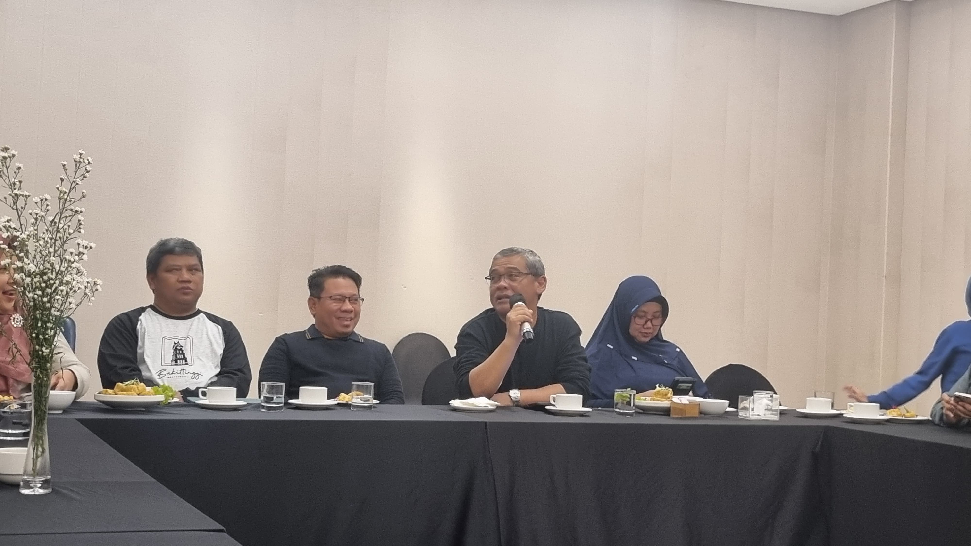 KOLEKTIF: Jajaran rektorat Universitas Ahmad Dahlan (UAD) saat menyampaikan beberapa hal terkait program UAD ke depan dalam gelaran press tour.