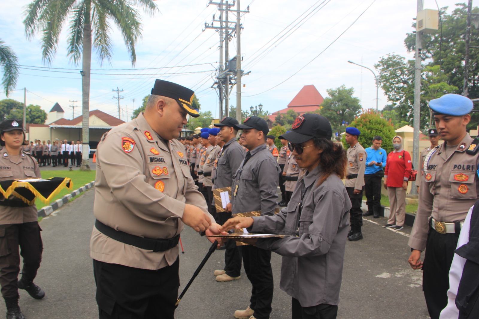 APRESIASI: Kapolres Bantul AKBP Michael Risakotta saat memberikan penghargaan kepada sembilan warga karena telah membantu tugas kepolisian, mengamankan pelaku kejahatan jalanan di