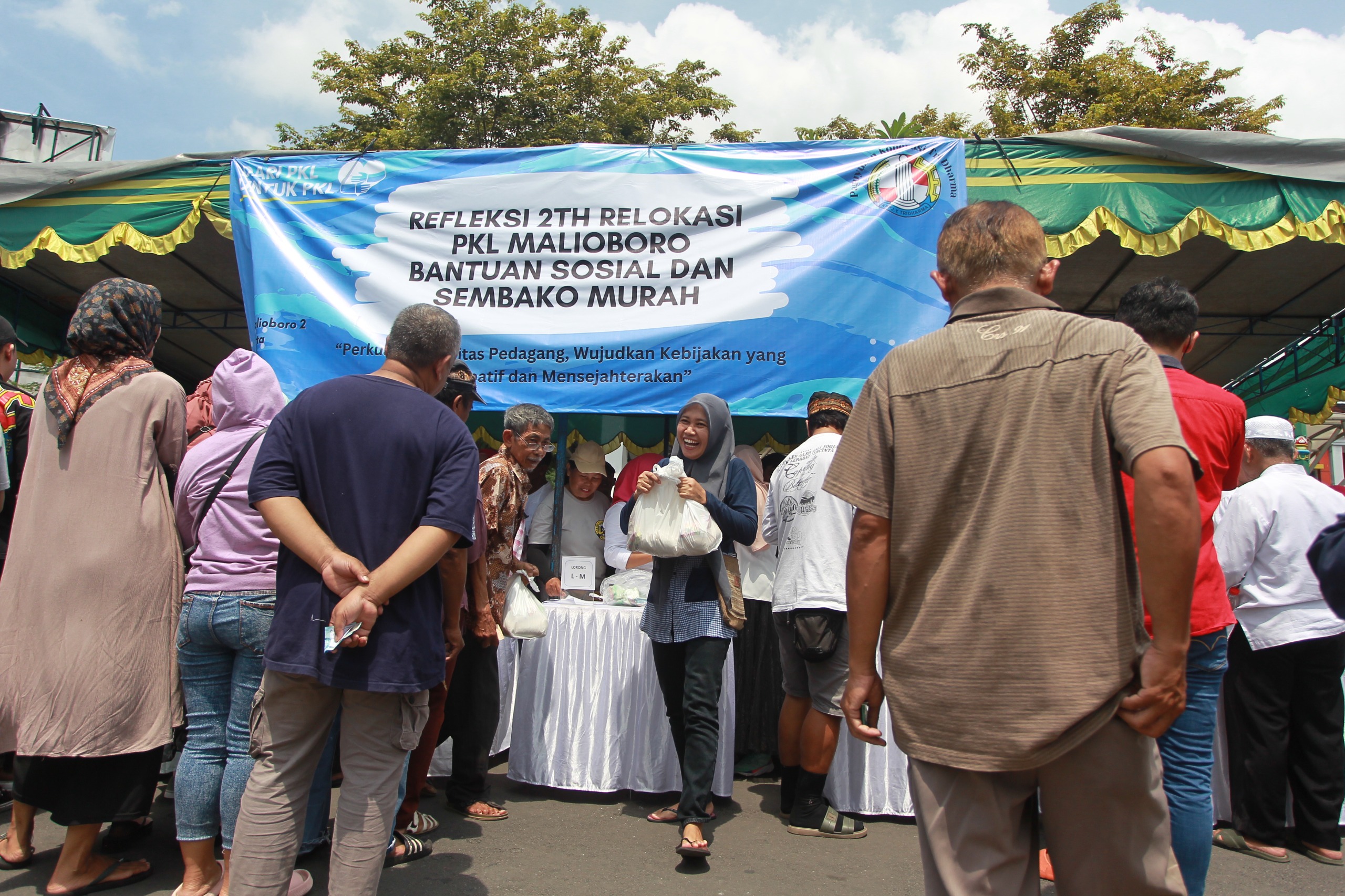Merasa belum sejahtera pasca relokasi, para PKL Teras Malioboro 2 menyindir pemerintah dengan menggelar pasar murah di halaman TM 2, Kota Jogja, Kamis (29/2/2024)
