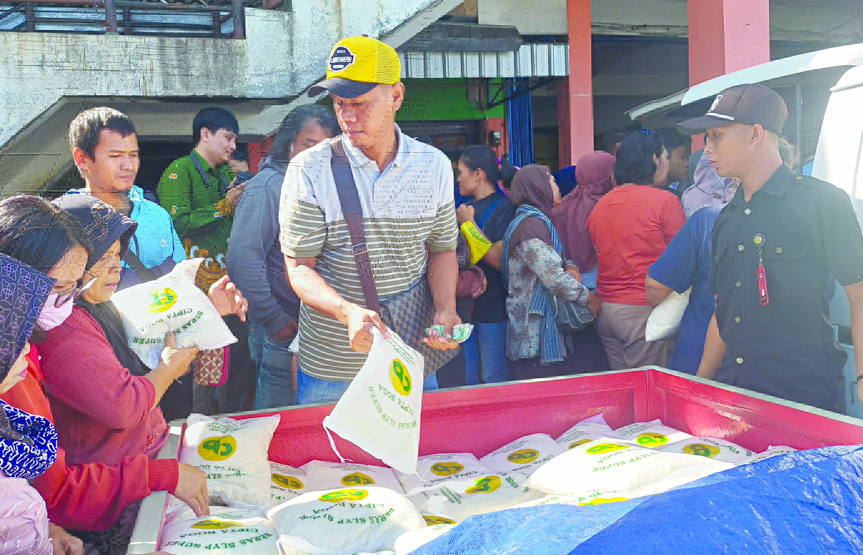 ANTUSIAS: Masyarakat kerubungi stand Gelar Pangan Murah di Pasar Wates.