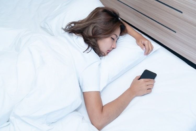 Jauhi Bahaya: Kenali Jarak Aman Ponsel Saat Tidur untuk Kualitas Tidur Optimal!