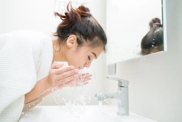 Rahasia Kecantikan Kulit: Mencuci Wajah dengan Air Dingin untuk Kulit Sehat dan Berkilau!