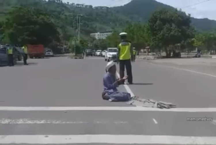 Pria di Bima Berdoa di Tengah Jalan Minta Polisi Kena Azab Gegara Kesal Ditilang. Gambar : Tangkapan layar Instagram/@memomedsos
