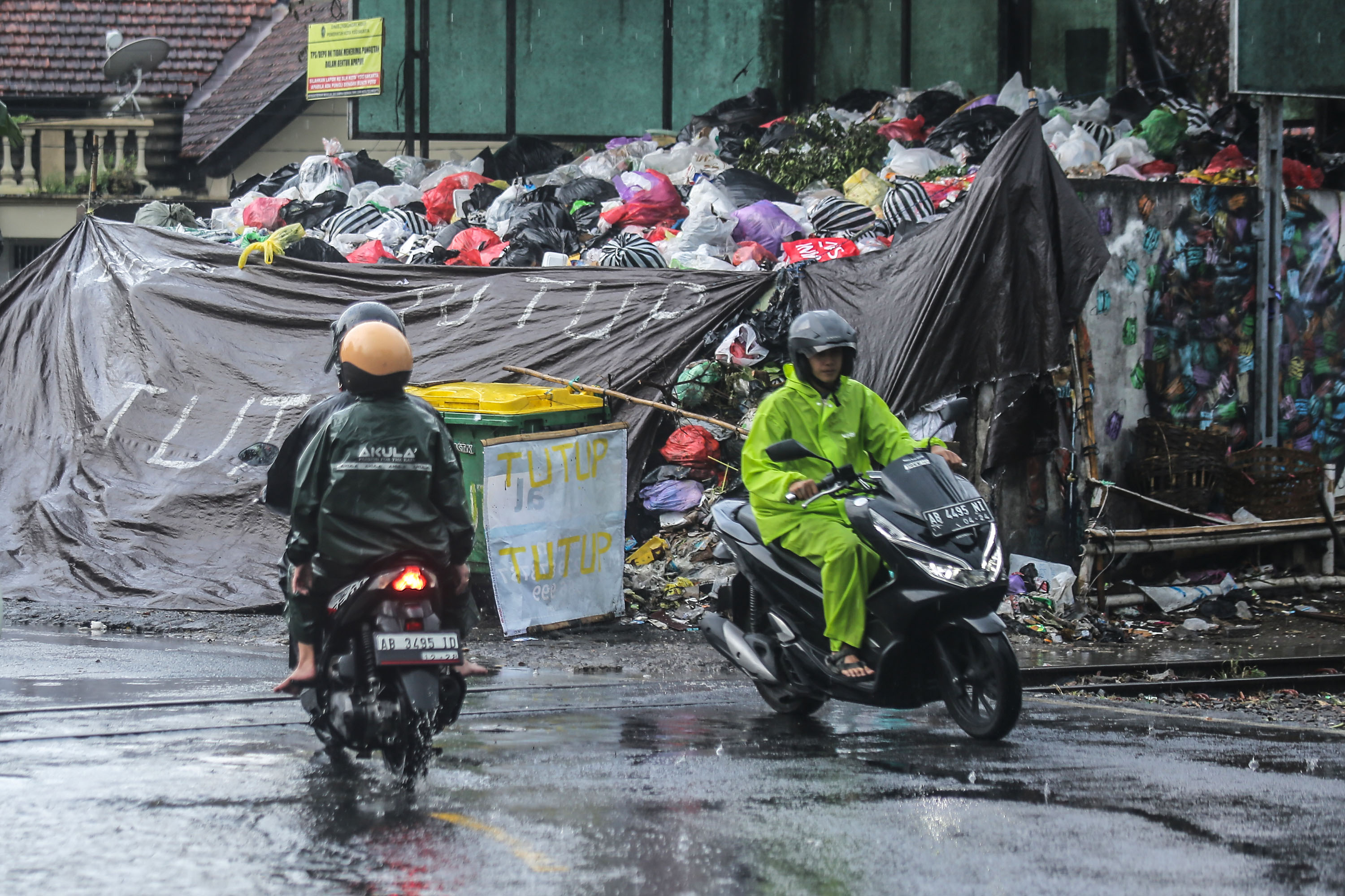pengendara motor melintasi depo sampah pengok, Gondokusuman, Jogja, Kamis (29/2). TPST Piyunga diprediksi akan penuh pada 15 april 2024 mendatang. Rencana program desentralisasi sampah secara mandiri baru dapat dilakukan bulan mei (Foto: Elang Kharisma De