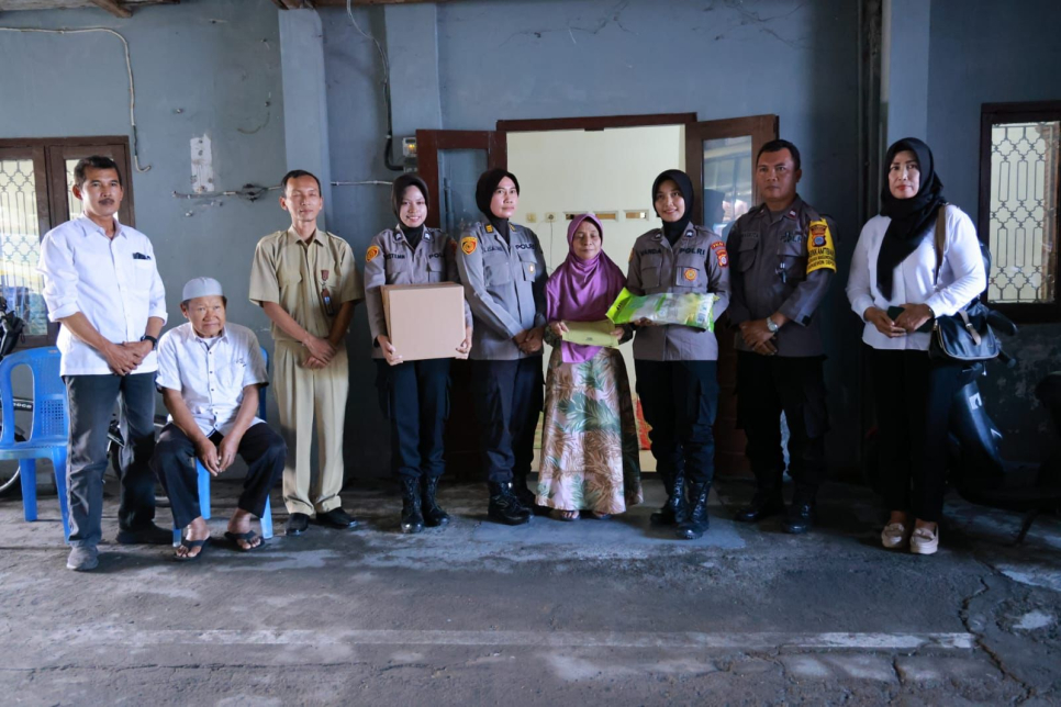BANTUAN: Pemberian tali asih dari Polda DIJ kepada keluarga petugas KPPS meninggal dunia.