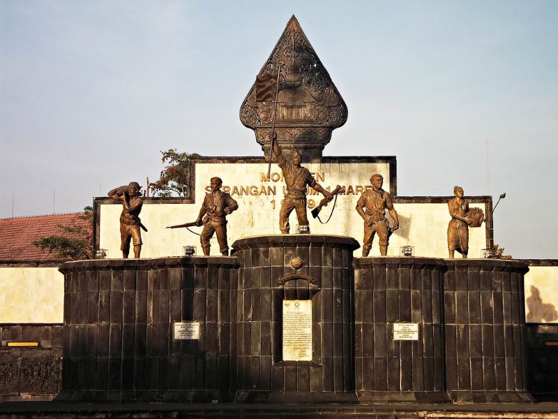 Monumen Serangan Umum 1 Maret di Kawasan Benteng Vredeburg.