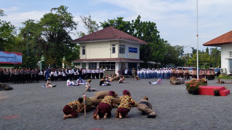 Pementasan Sosiodrama usai upacara di Halaman Kantor Bupati Kulon Progo.