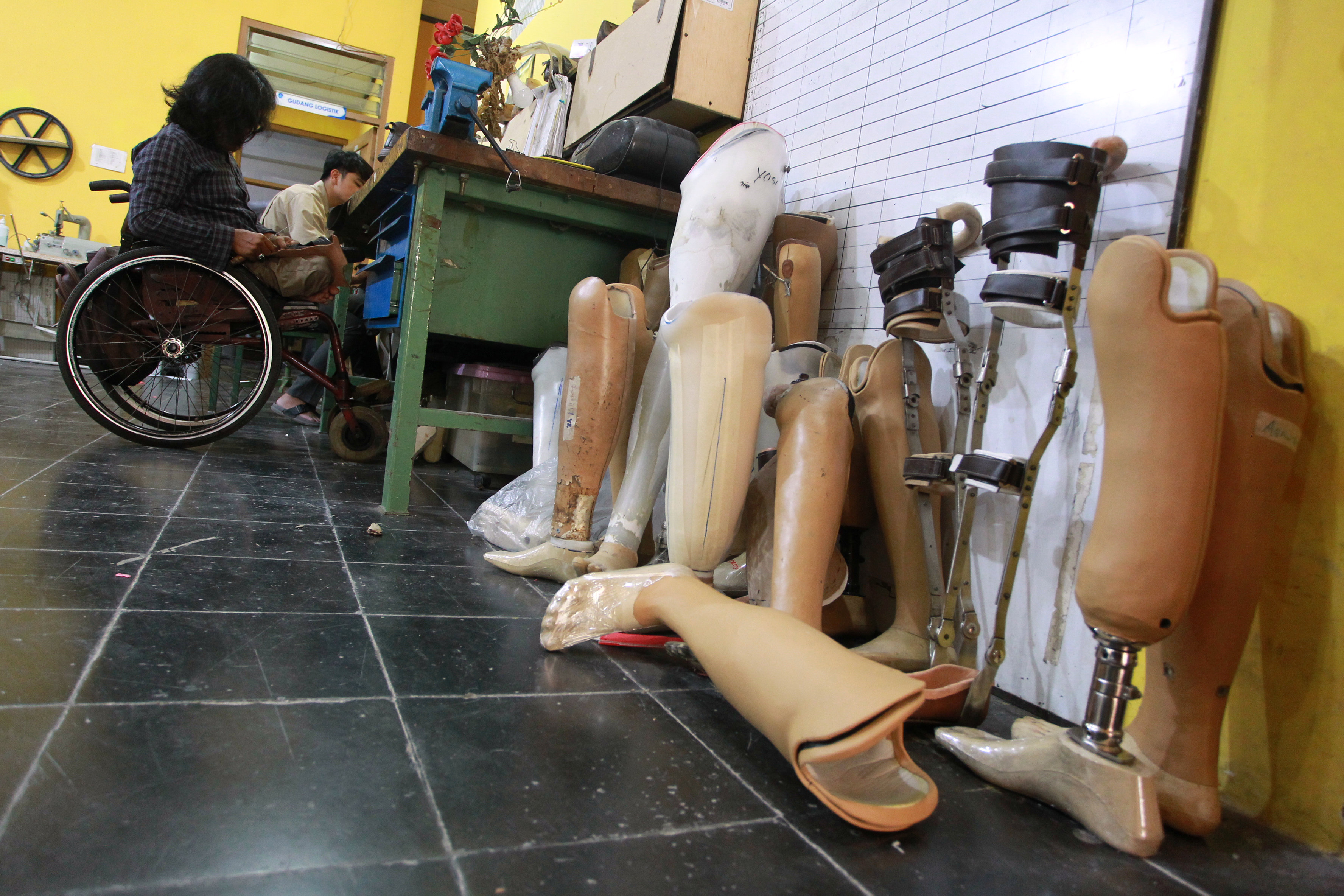 &nbsp;BIJI SESAWI: Para penyandang disabilitas saat pengukuran kaki palsu di Pusat Rehabilitasi YAKKUM, kemarin (1/3). Alat bantu jalan ini dibagikan secara gratis melalui P