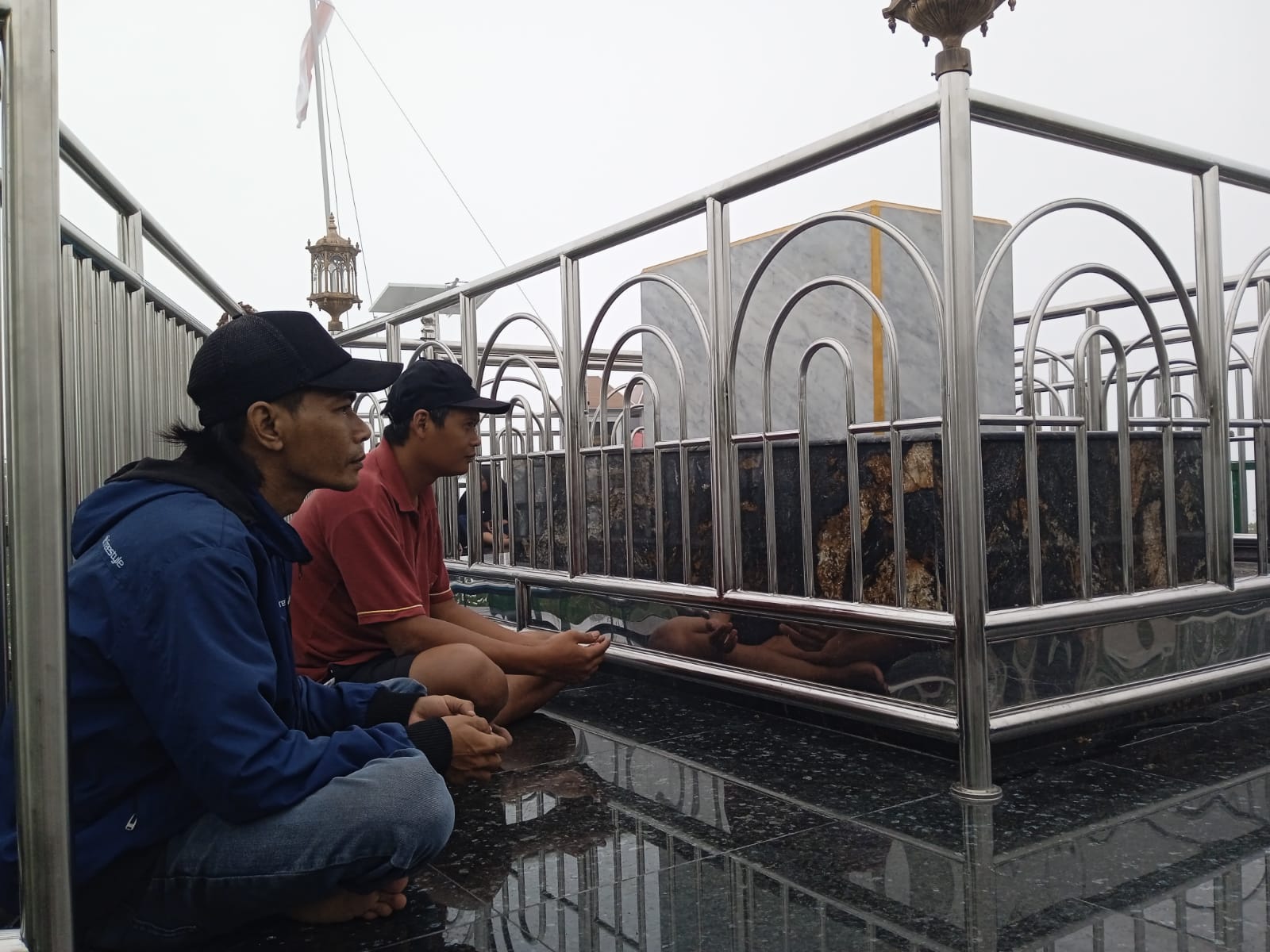 KHUSUK: Dwi Fajar dan Armanto, peziarah dari Kulon Progo dan Purworejo, melantunkan doa di makam Syekh Jumadil Kubro, puncak Bukit Turgo, Pakem, Sleman, akhir Februari lalu.