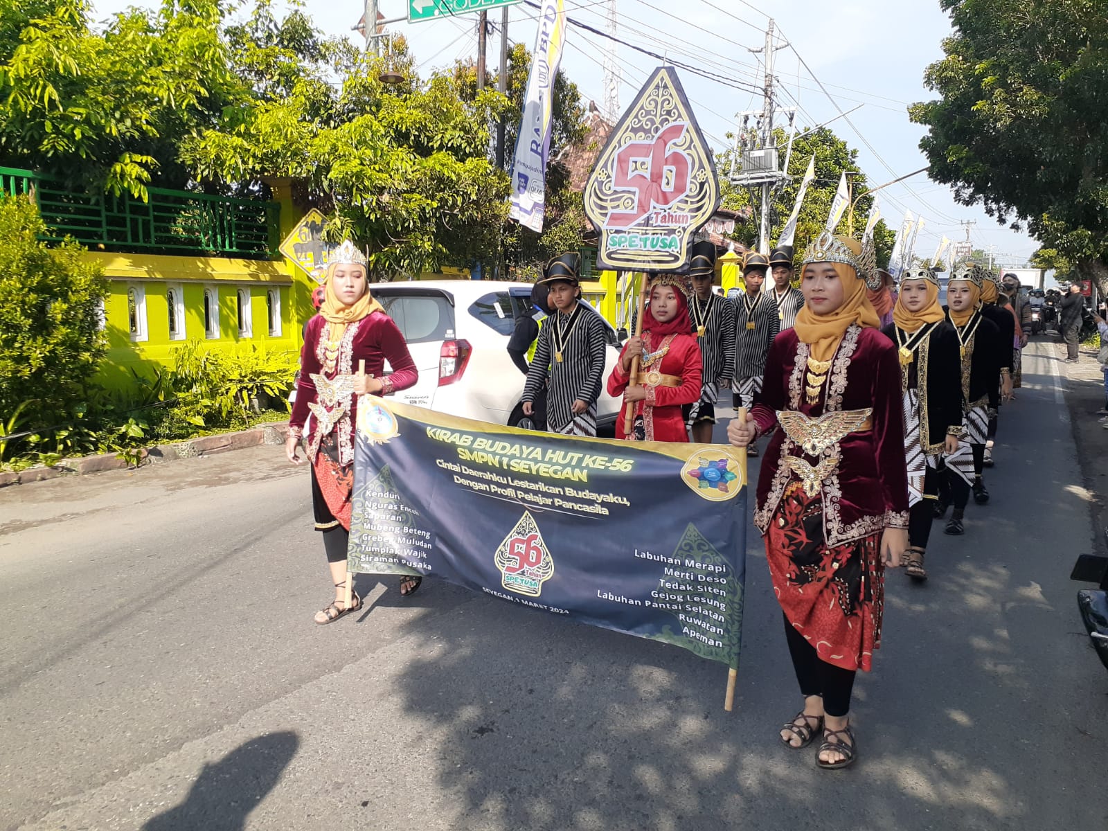 SEMARAK: Suasana kirab budaya yang digelar oleh SMPN 1 Seyegan pada Jumat (1/ 3). Kegiatan tersebut melibatkan ratusan siswa hingga guru dengan mengusung tema tradisi lokal.