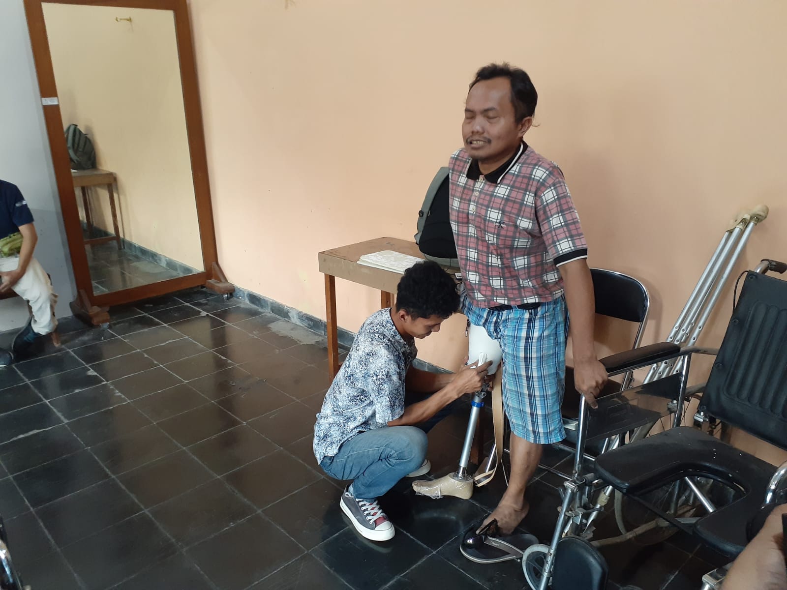 MANFAAT: Suasana saat para penyandang difabel melakukan pengukuran kaki palsu di Pusat Rehabilitasi YAKKUM, Jumat (1/3).
