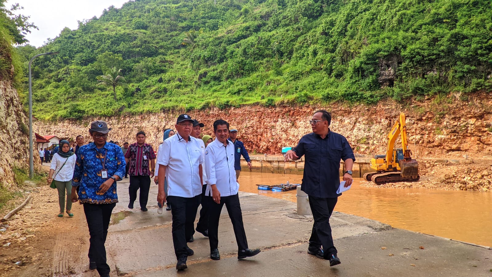 PANTAU: Komisi IV DPR RI meninjau proyek pembangunan Pelabuhan Gesing di Kapanewon Panggang, Kabupaten Gunungkidul, Jumat (1/3).