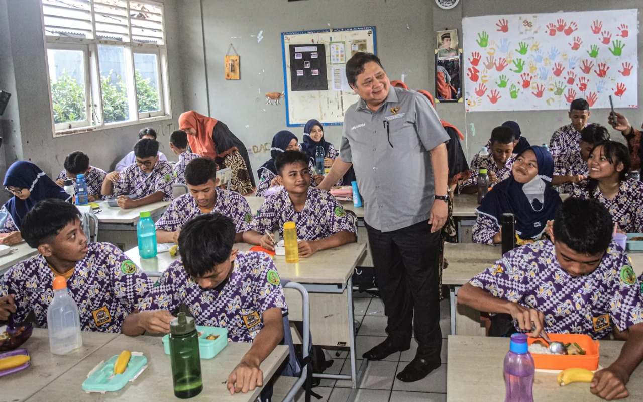 Menko Perekonomian Airlangga Hartarto meninjau kegiatan simulasi makan siang gratis di SMPN 2 Curug, Tangerang