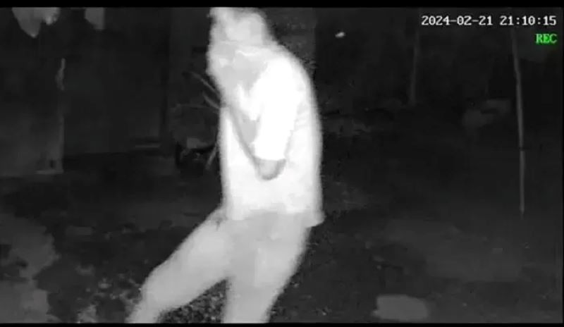 Tangkapan layar rekaman CCTV pencurian pakaian dalam perempuan di Ponorogo