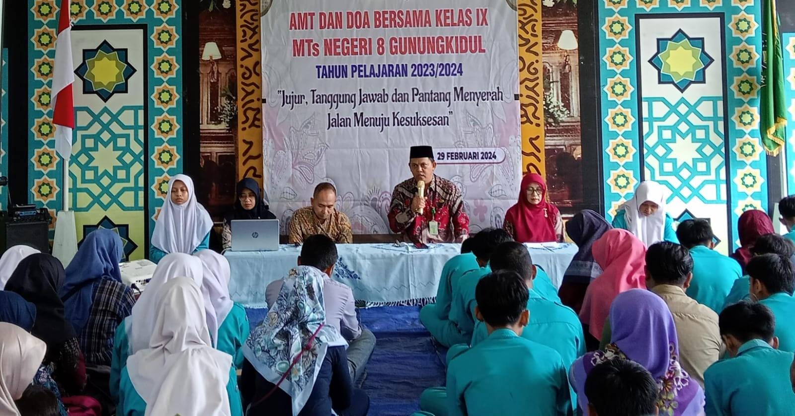 SEMANGAT - MTsN 8 Gunungkidul menggelar Achievement Motivation Training (AMT). Kegiatan ini dihadiri oleh orang tua dan pelajar kelas IX belum lama ini
