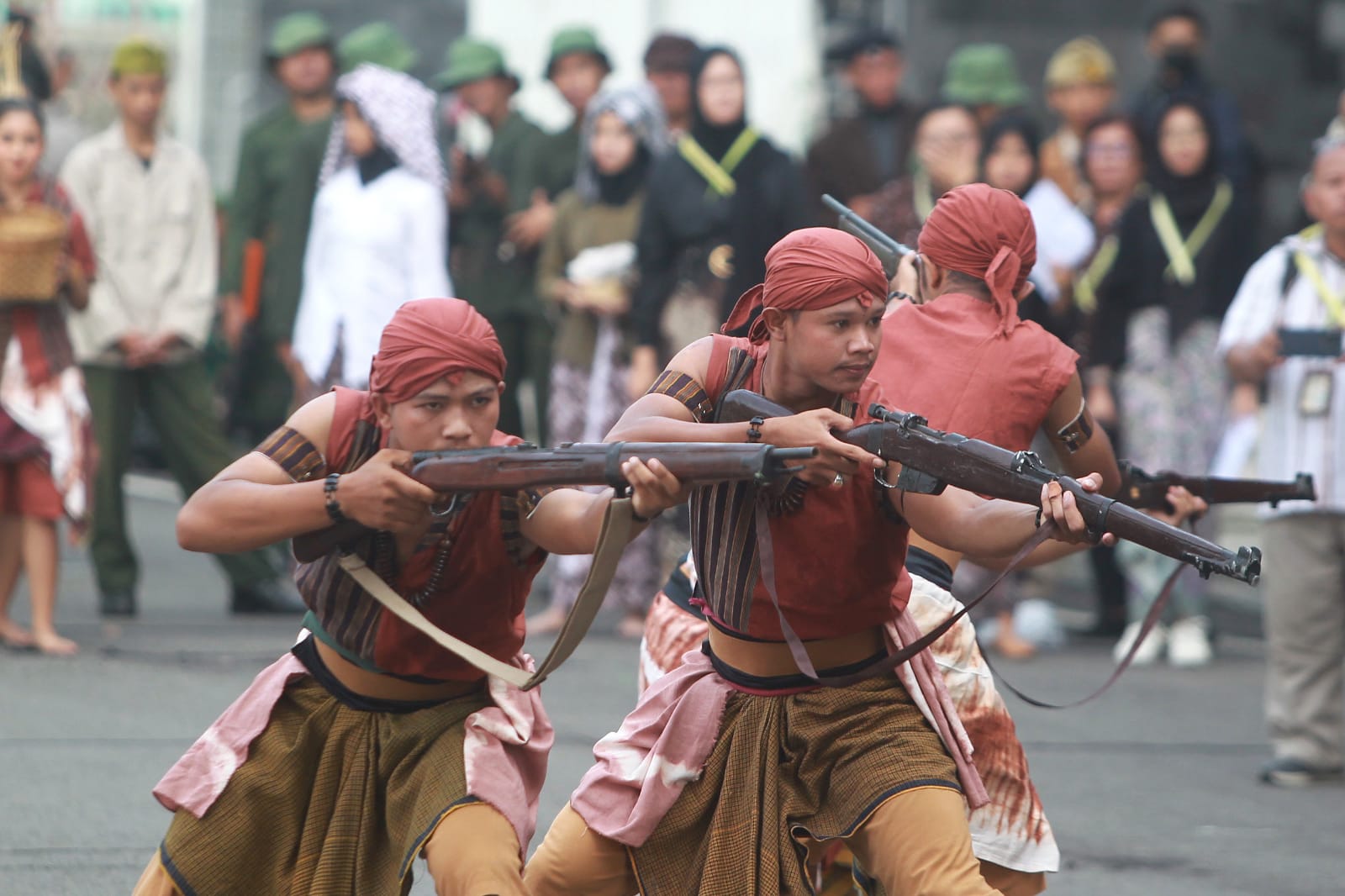 Komunitas Djokjakarta 1945 menampilkan drama teaterikal perjuangan masyarakat Jogja melawan penjajah Belanda pada 1 Maret 1949, di halaman Stadion Mandala Krida, Kota Jogja, Jumat (1/3/2024).