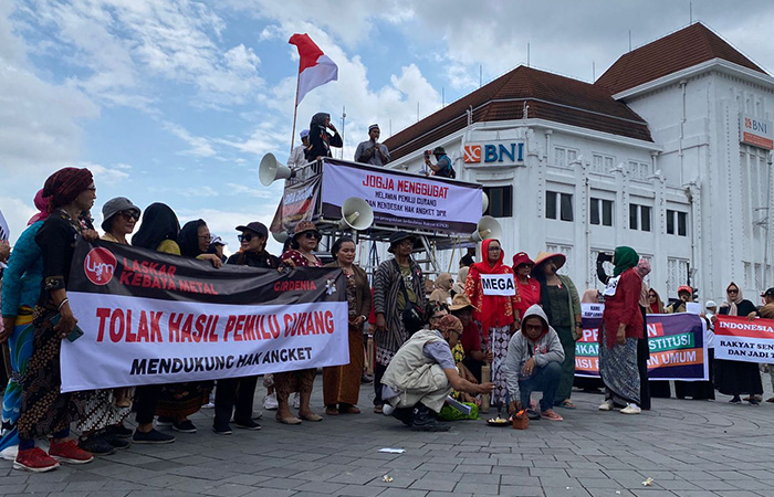 DORONG HAK ANGKET: Aksi penandatanganan petisi rakyat dukung hak angket Pemilu 2024 di Titik Nol Jogja, kemarin (1/3).