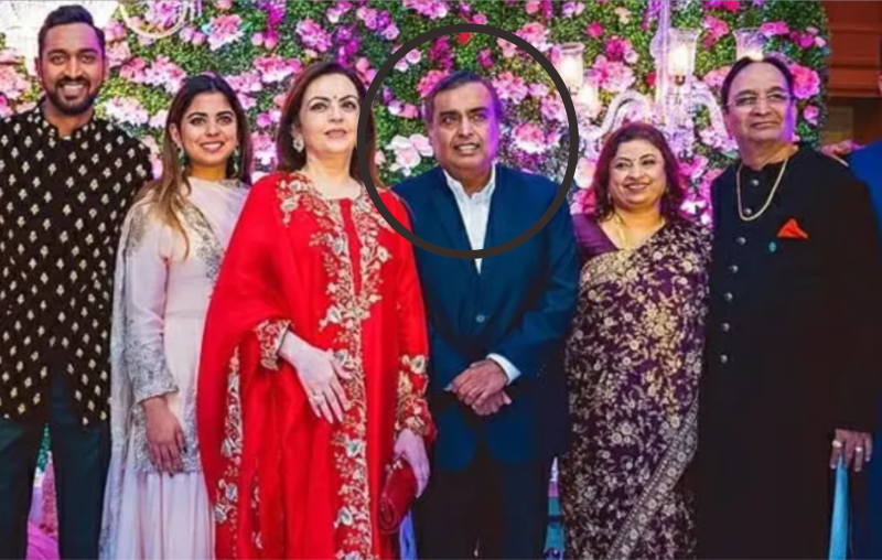 Mukesh Ambani (lingkaran hitam), merupakan orang tersohor di India yang menggelar pesta pernikahan mewah hingga mengundang penyanyi Rihanna.