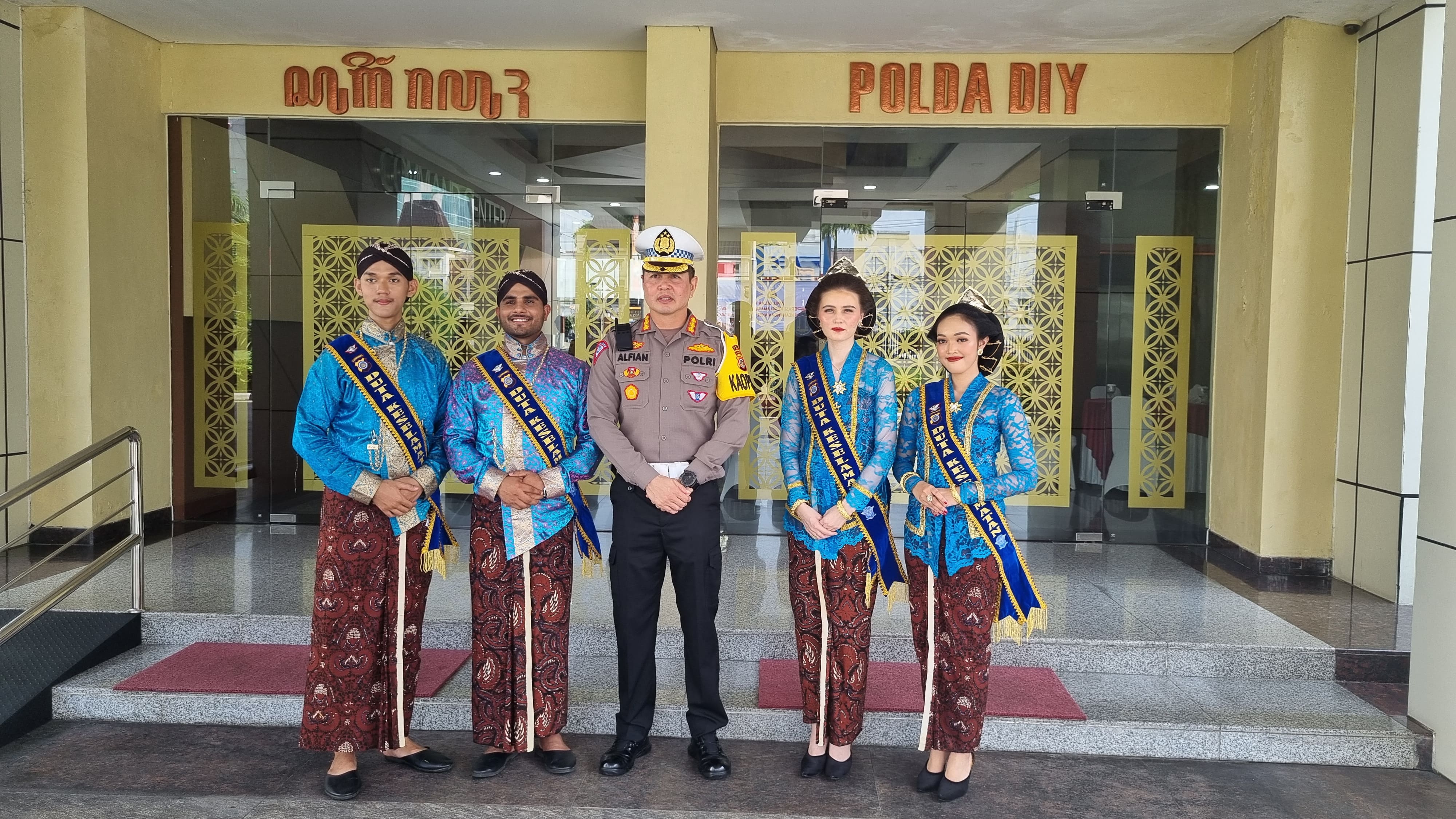 Dua mahasiswa asing dari Universitas Negeri Yogyakarta (UNY) yang didaulat menjadi duta keselamatan oleh Polda DIJ