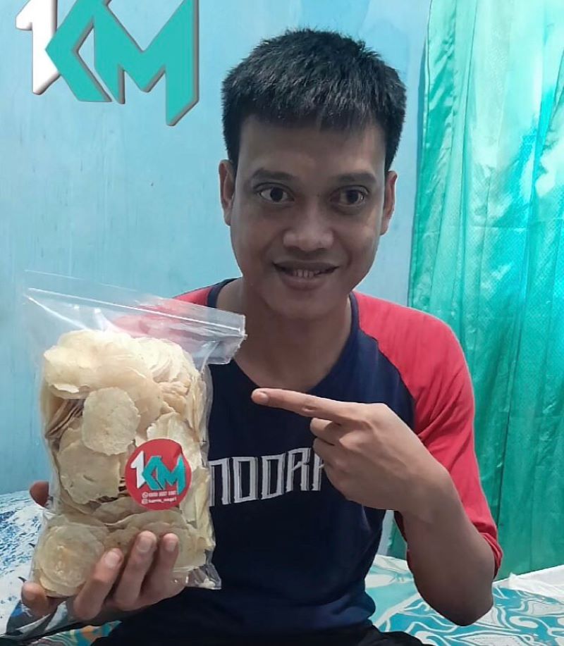 Caption foto : Mantan Kiper Arema dan Timnas Indonesia, Kurnia meiga kini berjualan Kerupuk Emping karena penyakit yang dideritanya