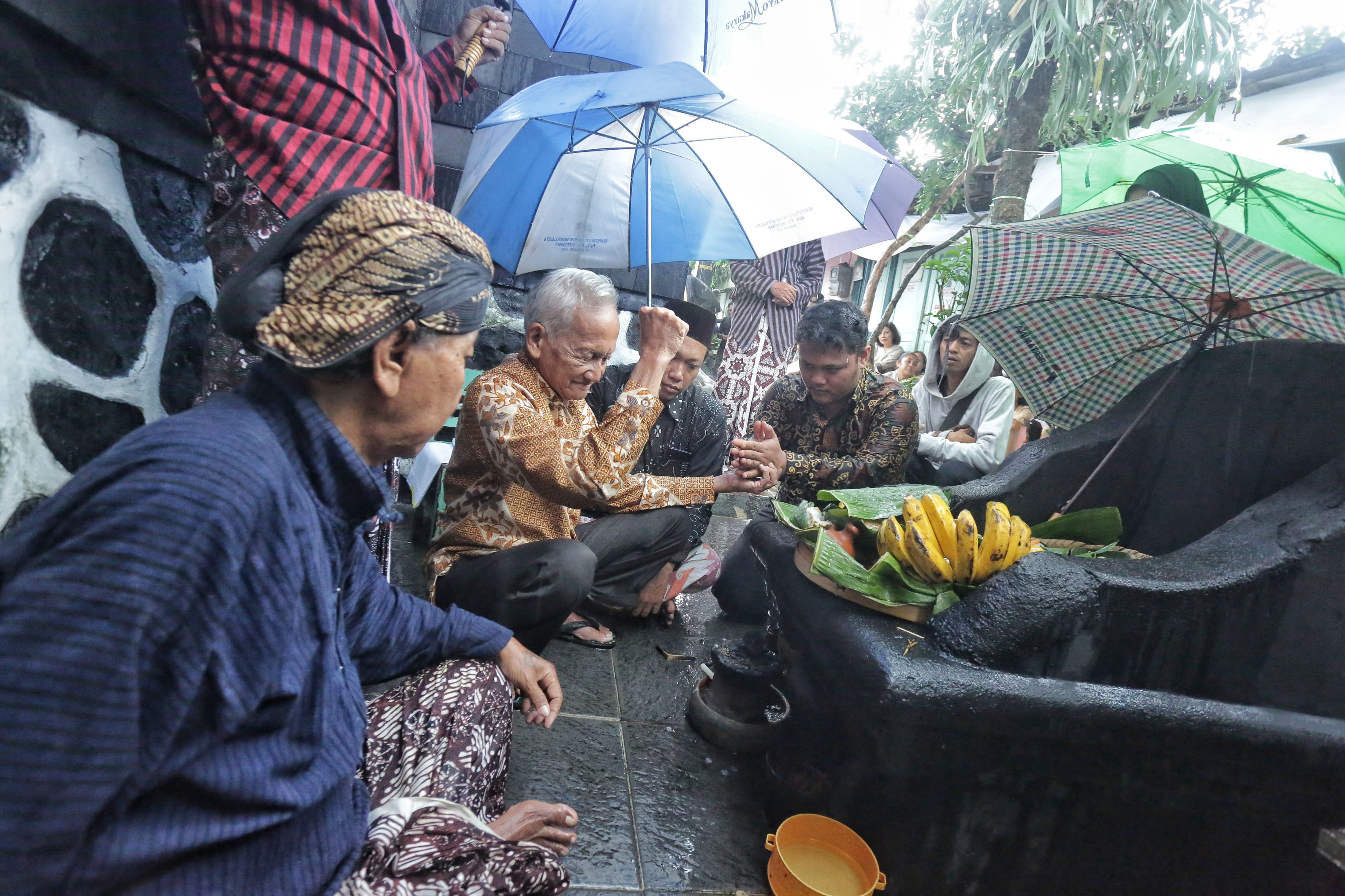 Warga Kampung Jagalan berdoa bersama di petilasan Mbah Jogo dalam tradisi Ruwahan Apem