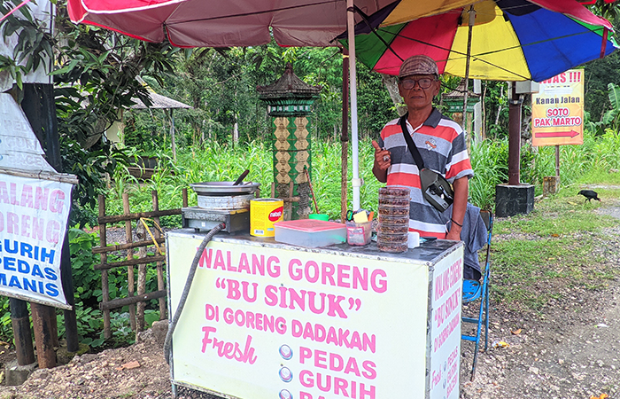 Pedagang walang goreng di Jalan Jogja-Wonosari, Kabupaten Gunungkidul.Andi May/Radar Jogja&nbsp;