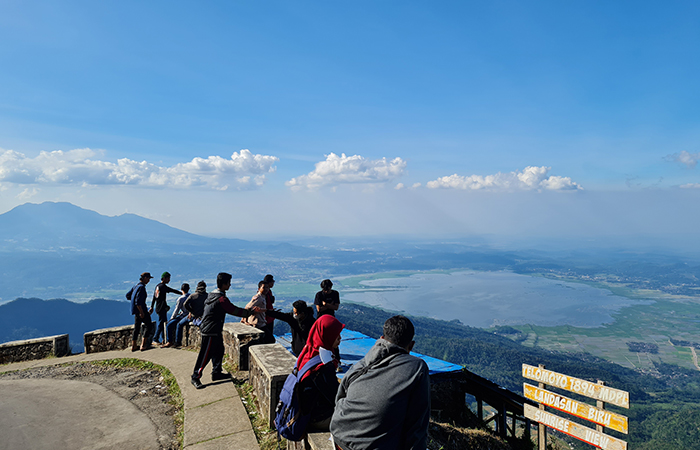 SEJUKKAN MATA: Pemandangan yang menyegarkan mata membuat siapa pun betah berlama-lama di Gunung Telomoyo. Sejak kemarin objek wisata ini sudah kembali dibuka untuk umum.NAILA NIHAYAH/RADAR JOGJA