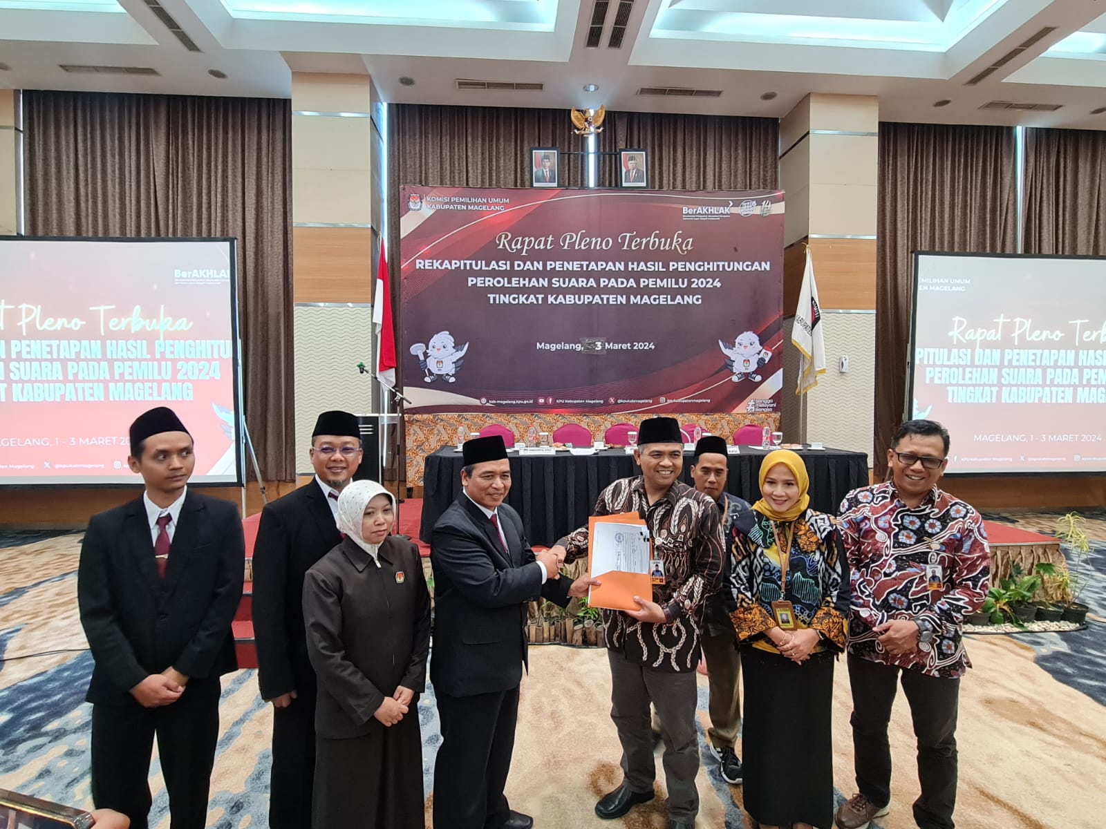 NAILA NIHAYAH/RADAR JOGJA  SIMBOLIS: Penyerahan berita acara dan sertifikat hasil rekapitulasi penghitungan perolehan suara tingkat Kabupaten Magelang dari KPU kepada Bawaslu, Minggu (3/3/2024).