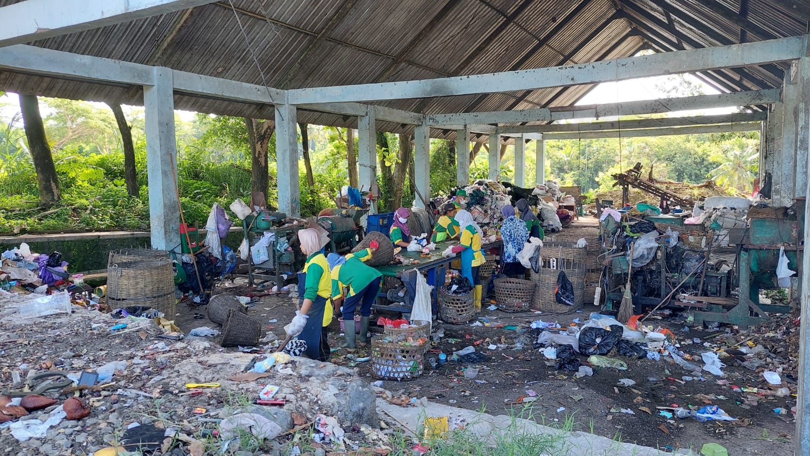 Proses pemilahan sampah yang berlangsung di TPA Banyuroto.
