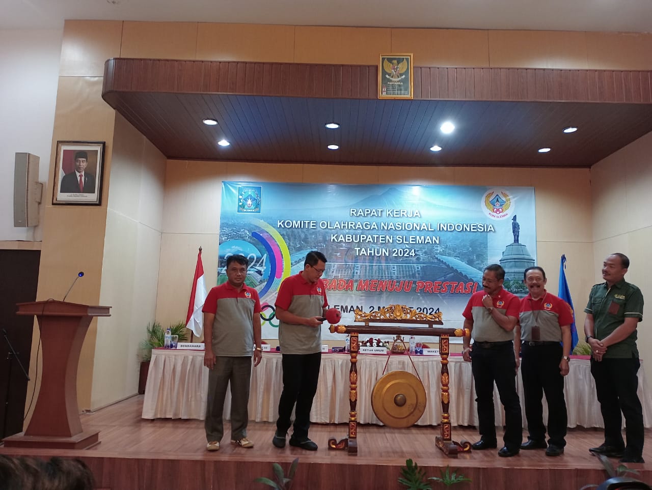 OPTIMISTIS: Ketum KONI Kabupaten Sleman Joko Hastaryo, Ketum KONI DIY Djoko Pekik Irianto, dan Wakil Bupati Sleman Danang Maharsa saat Raker KONI Kabupaten Sleman 2024 di Hotel UNY Sabtu (2/3).