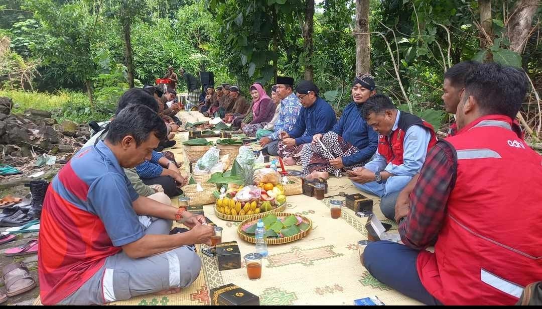 SYUKUR: Pelaksana proyek pembangunan Tol Jogja-Solo Paket 2.2 bersama warga saat melaksanakan prosesi sugengan di Padukuhan Karang Bajang, Tlogoadi, Mlati, Sleman, pada Sabtu (2/ 3).