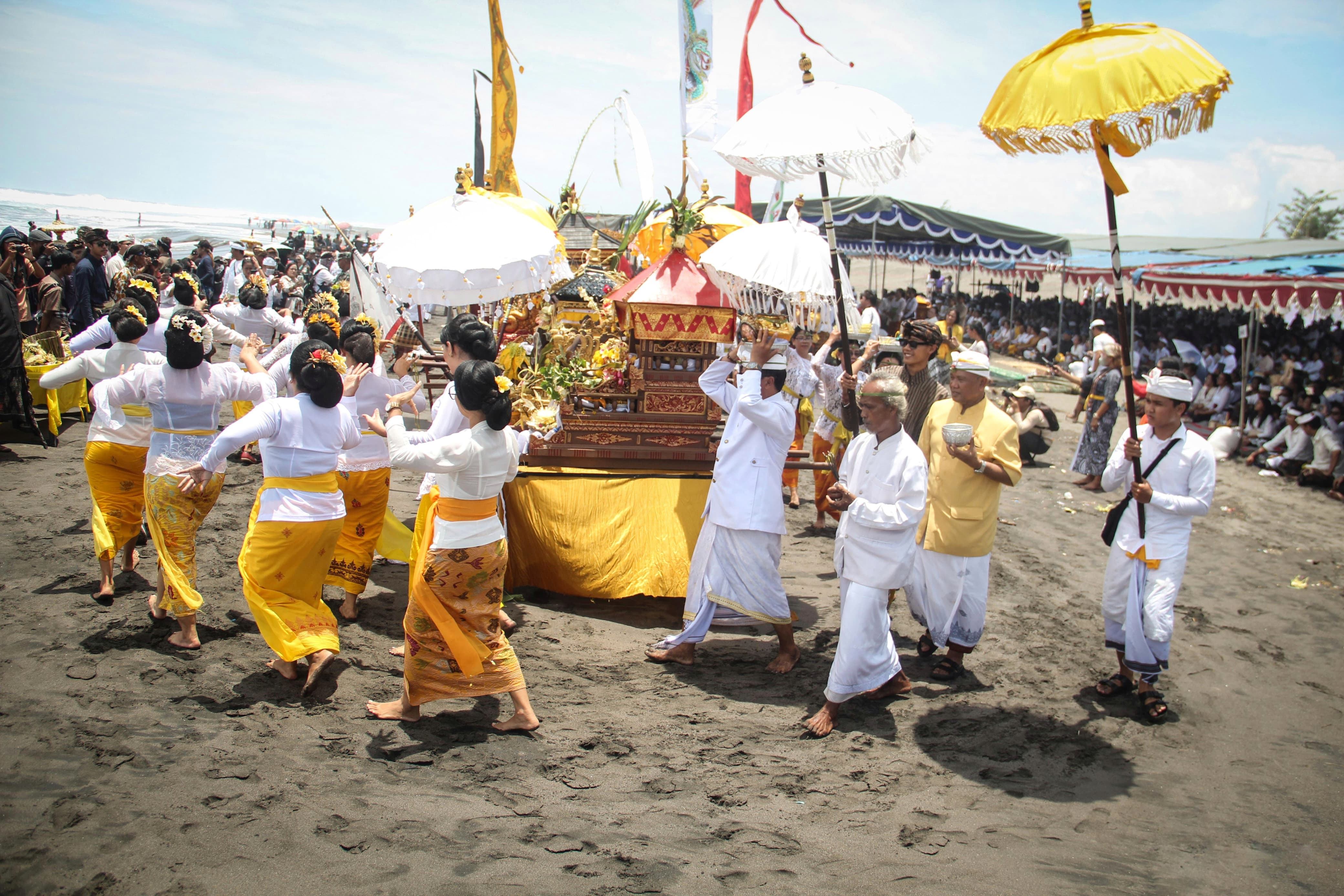 HARMONIS: Umat Hindu mengikuti prosesi upacara Melasti di Pantai Parangkusumo, Bantul, Minggu (3/3).
