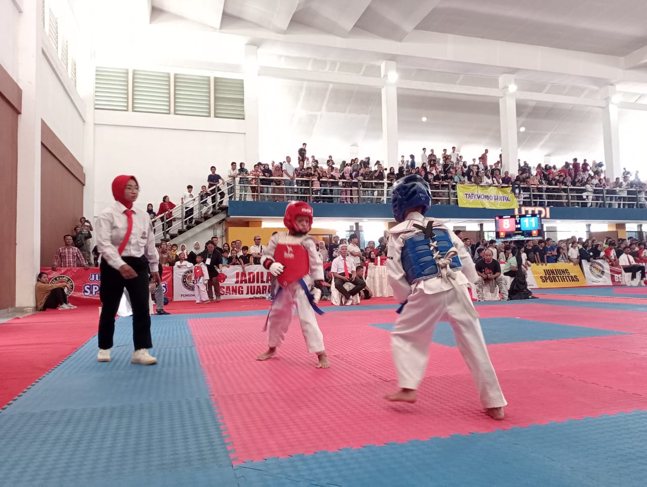 SPORTIF: Taekwondoin saat berlaga di ajang Kejurda Tingkat Pelajar DIY 2024 di Bale Lantip Universitas Teknologi Digital Indonesia (UTDI).