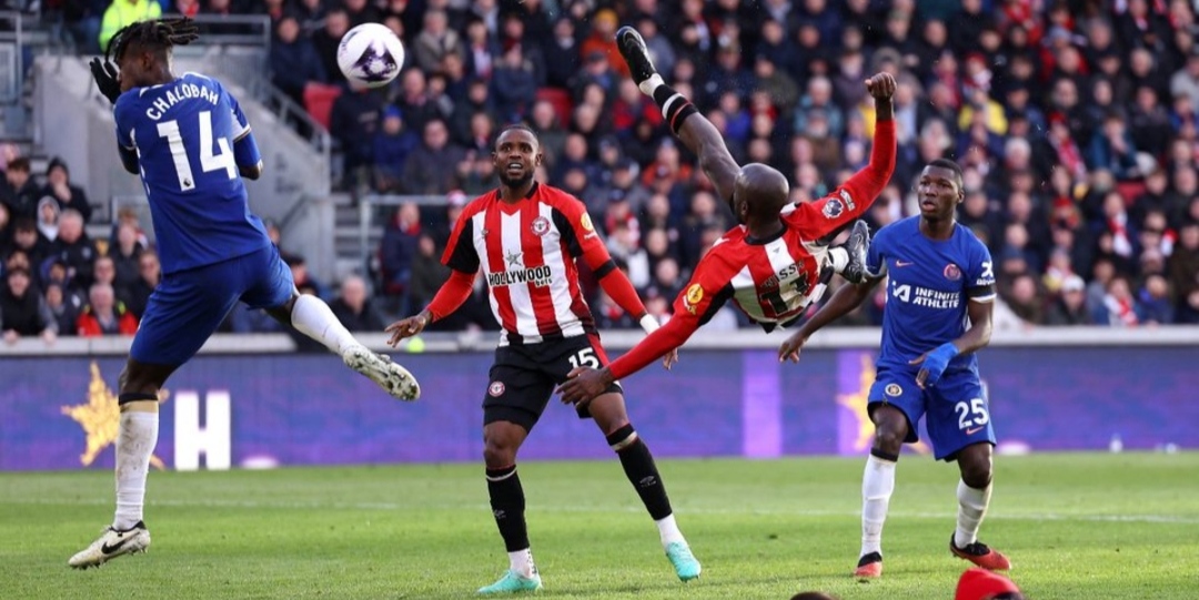 Pose Yoane Wissa saat ciptakan gol kedua ke gawang Chelsea melalui tendangan salto